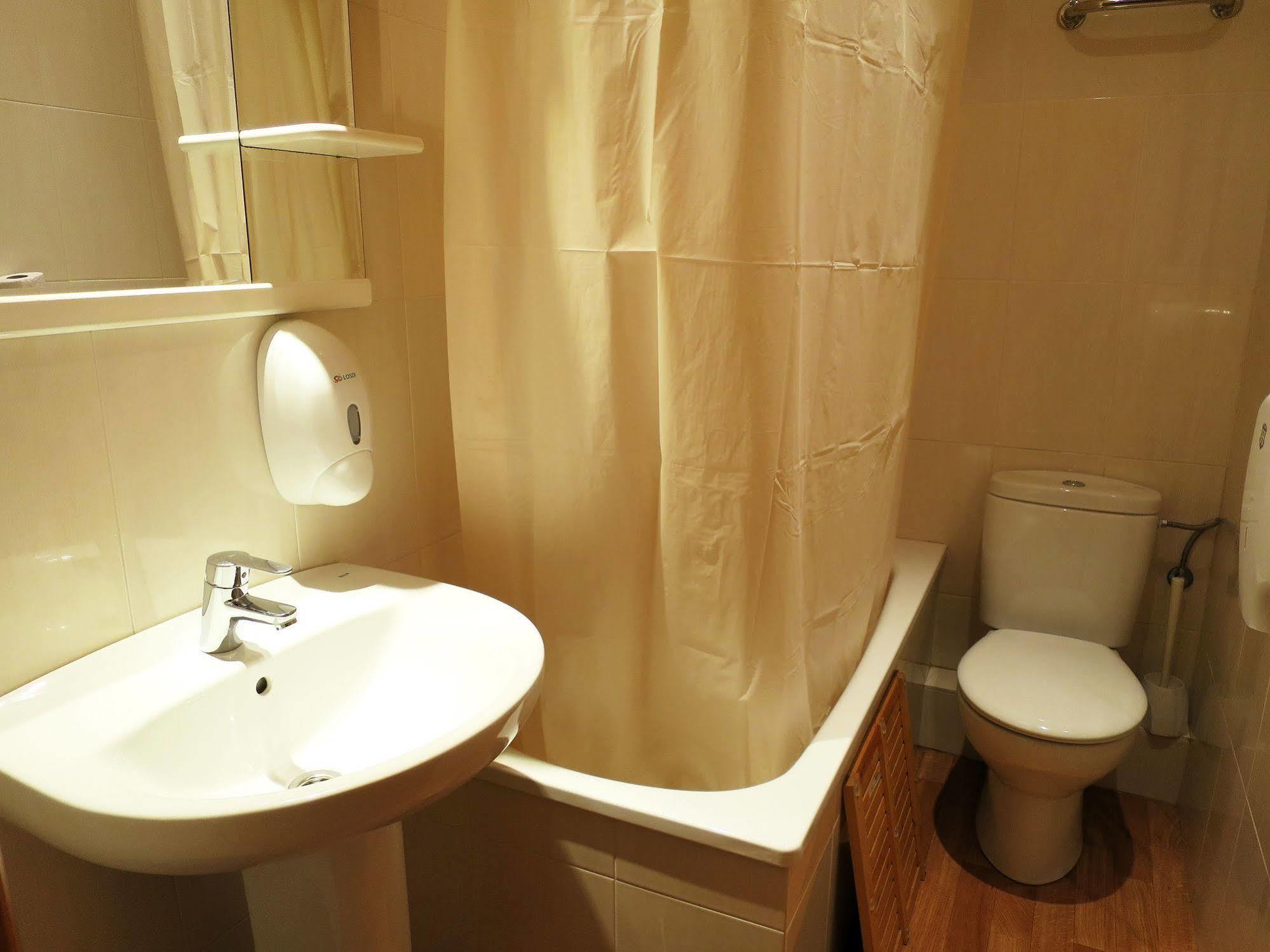 Hostal Balmes Centro Barcelona Luaran gambar